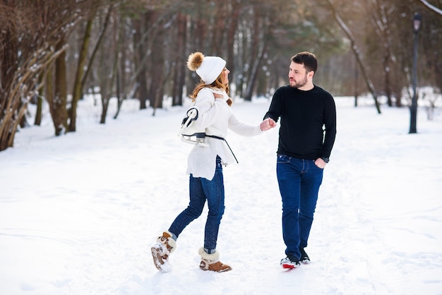 Retrato de una joven pareja en el parque