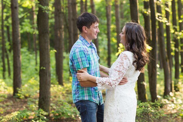 Retrato de una joven pareja romántica abrazándose en la naturaleza