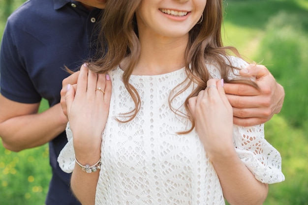 Retrato de una joven pareja romántica abrazándose sonriendo disfrutando el día de verano en el parque mujer hombre