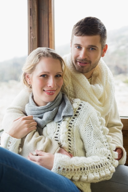 Retrato de una joven pareja en ropa de invierno