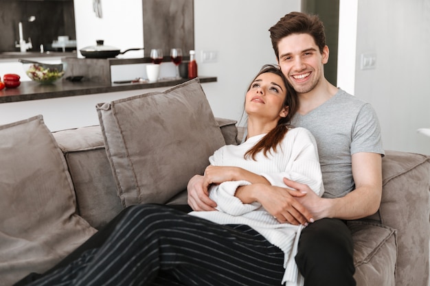 Retrato de una joven pareja sonriente relajarse juntos