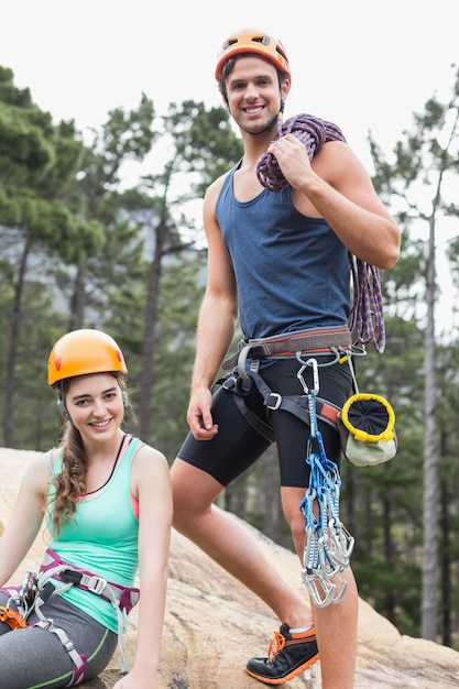 Retrato de la joven pareja sonriente en roca