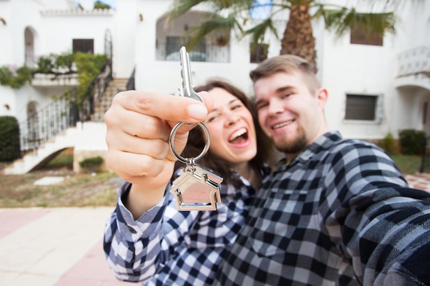 Retrato de una joven pareja sonriente