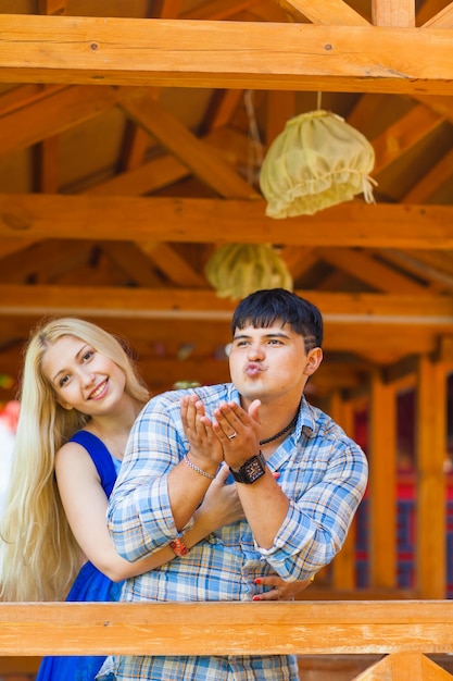 Foto retrato de una joven pareja sonriente