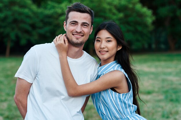 Foto retrato de una joven pareja sonriente