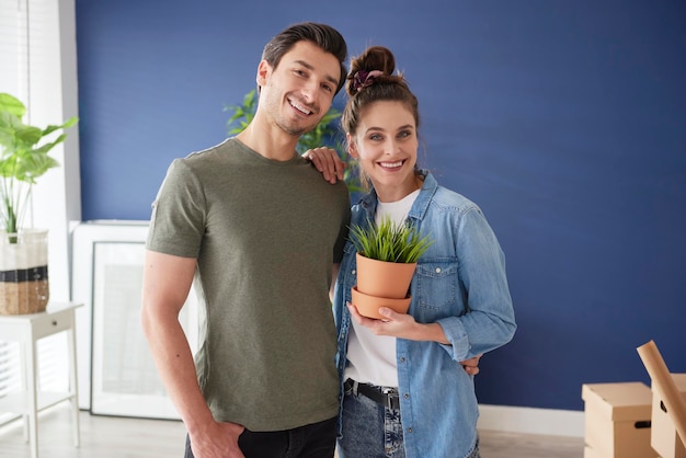 Foto retrato de una joven pareja sonriente