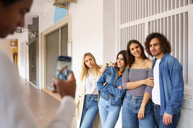 Retrato de una joven pareja sonriente