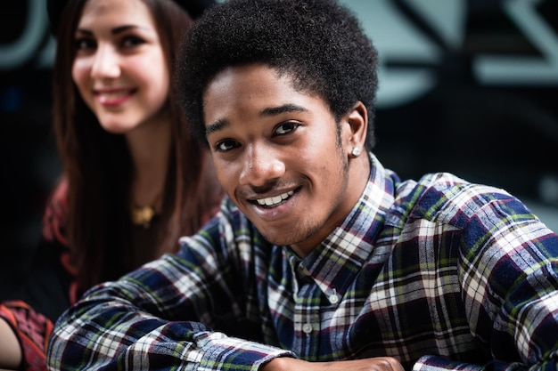 Foto retrato de una joven pareja sonriente