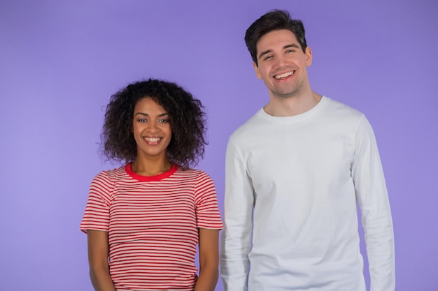 Foto retrato de una joven pareja sonriente