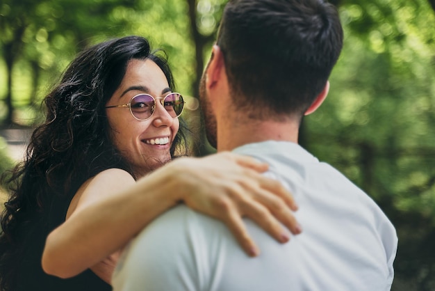 Retrato de una joven pareja sonriente
