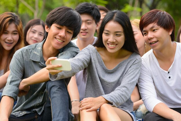 Retrato de una joven pareja sonriente