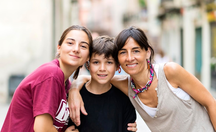 Foto retrato de una joven pareja sonriente