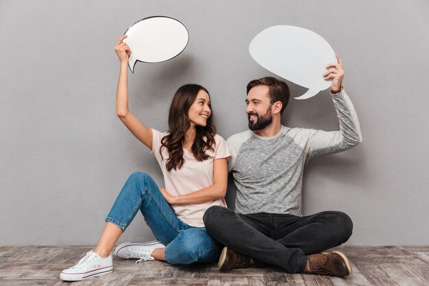 Foto retrato de una joven pareja sonriente