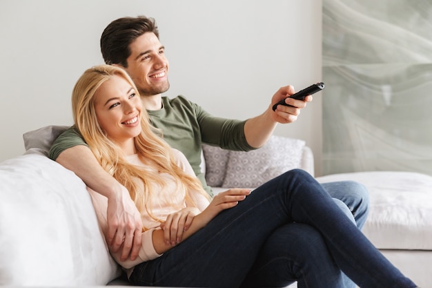 Retrato de una joven pareja sonriente