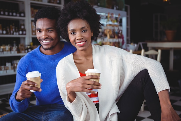 Retrato de joven pareja tomando un café