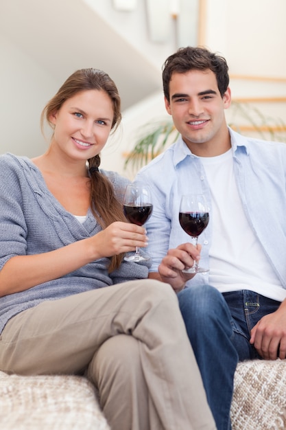 Retrato de una joven pareja con un vaso de vino tinto