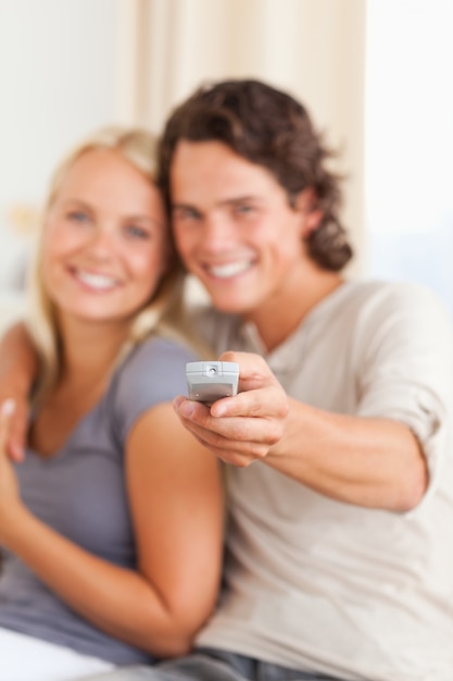 Retrato de una joven pareja viendo la televisión