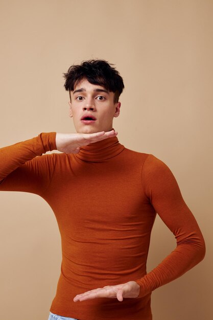 retrato de un joven peinado elegante cuello alto marrón aislado fondo inalterado. foto de alta calidad