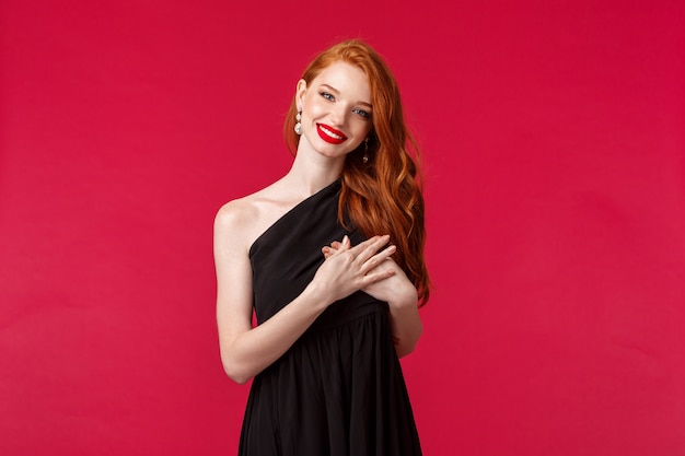 Retrato de una joven pelirroja con cabello natural rojo largo y rizado