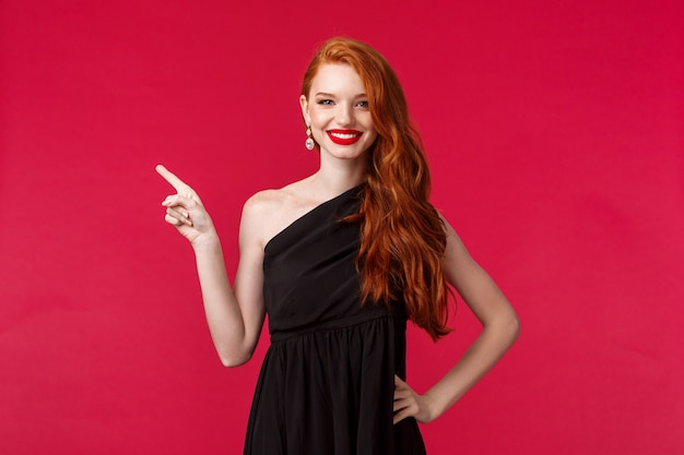 Retrato de una joven pelirroja con cabello natural rojo largo y rizado