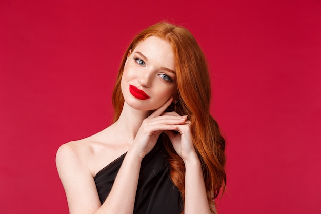 Retrato de una joven pelirroja con cabello natural rojo largo y rizado