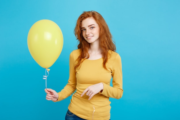 retrato joven pelirroja con un globo amarillo.