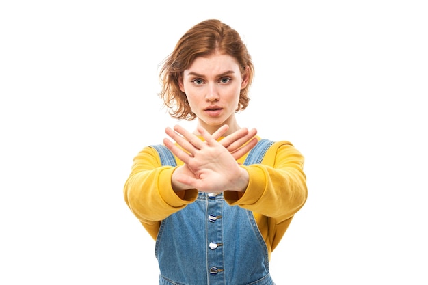 retrato, de, joven, pelirrojo, mujer, actuación, señal de parada, con, mano, aislado, blanco, plano de fondo