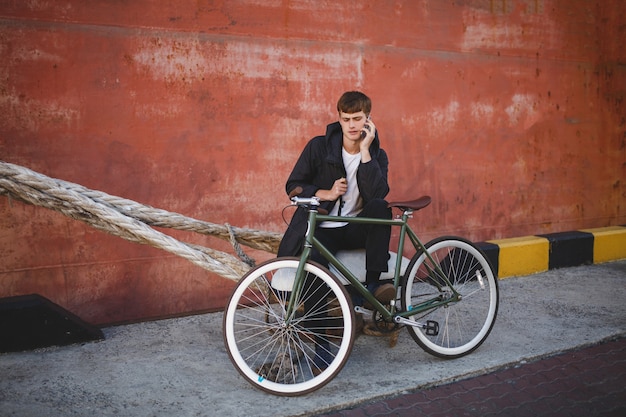 Retrato, de, joven, con, pelo castaño, posición, con, bicicleta