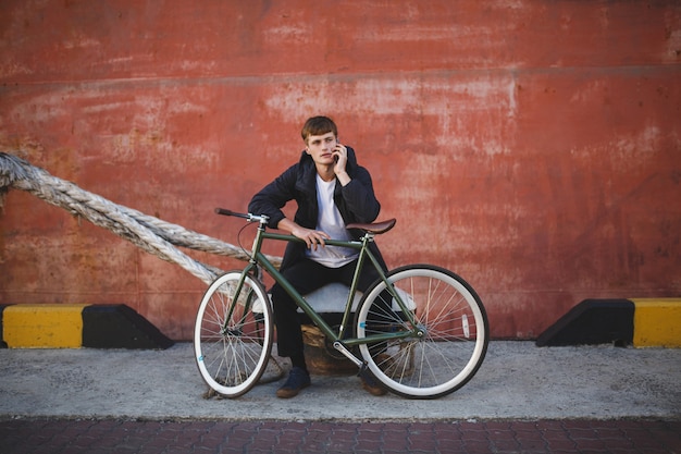 Retrato, de, joven, con, pelo castaño, posición, con, bicicleta