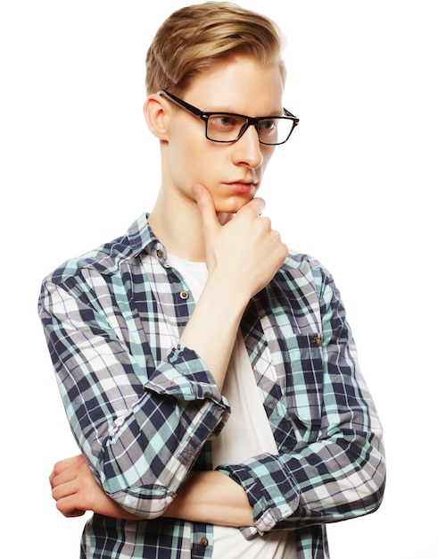 Retrato del joven pensante con la mano cerca de la cara - aislado en blanco.