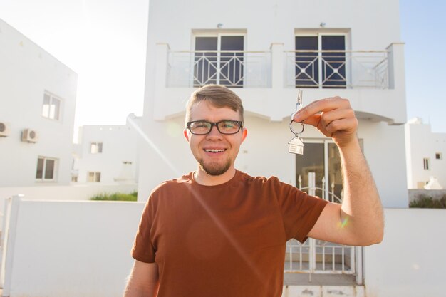 Foto retrato de un joven de pie al aire libre