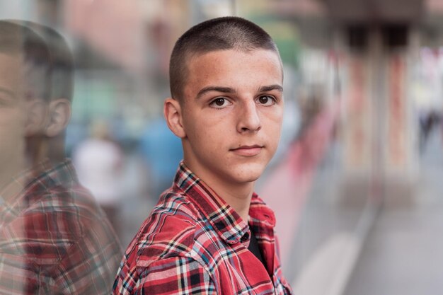 Retrato de un joven de pie al aire libre