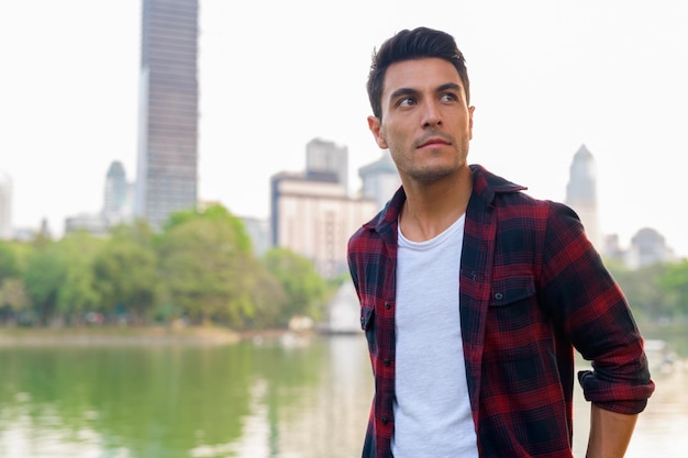 Foto retrato de un joven de pie al aire libre