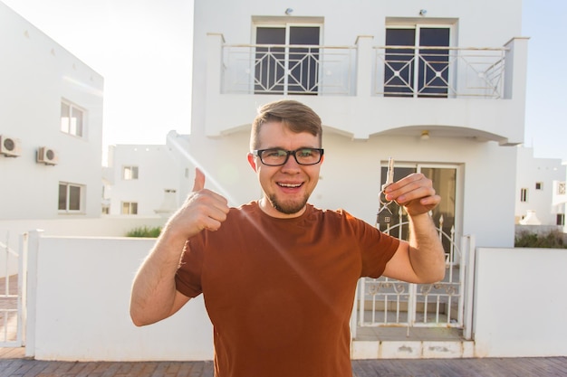 Foto retrato de un joven de pie al aire libre