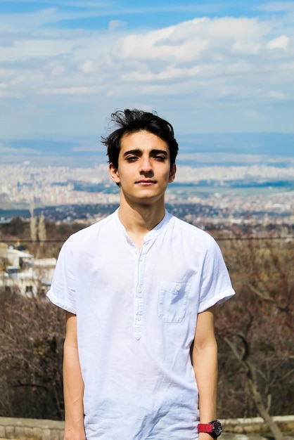 Foto retrato de un joven de pie contra el cielo