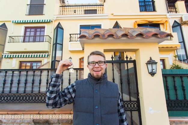 Retrato de un joven de pie contra un edificio