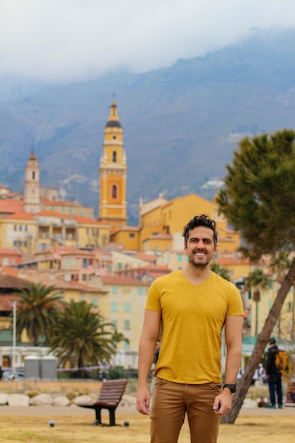 Retrato de un joven de pie contra los edificios