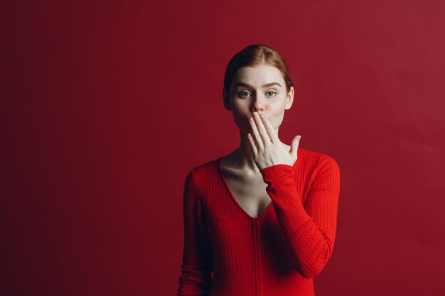 Foto retrato de un joven de pie contra un fondo amarillo