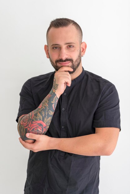 Foto retrato de un joven de pie contra un fondo blanco