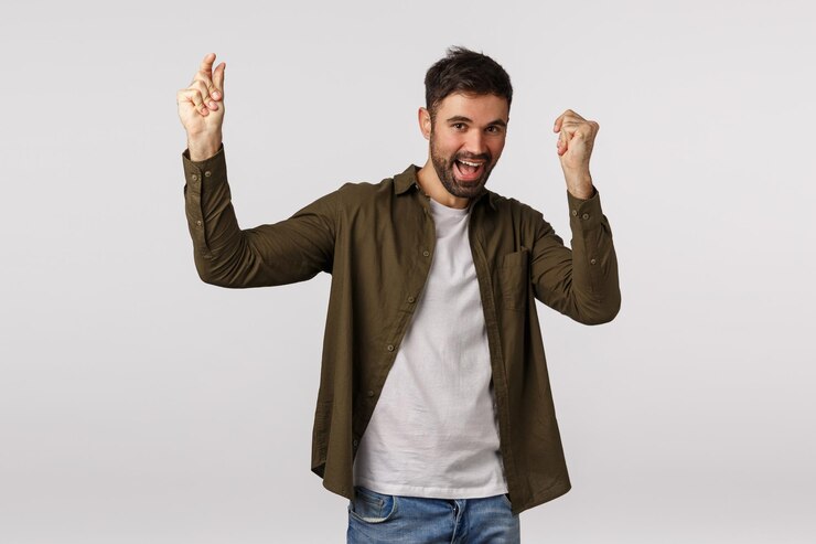 Foto retrato de un joven de pie contra un fondo blanco