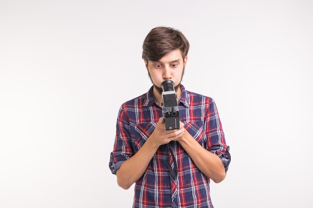 Retrato de un joven de pie contra un fondo blanco