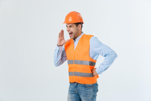 Foto retrato de un joven de pie contra un fondo blanco