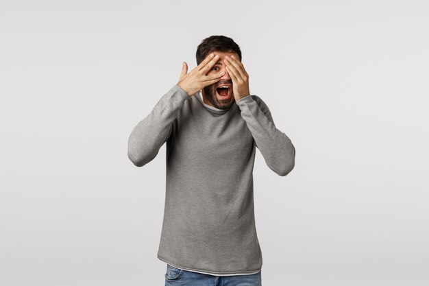 Foto retrato de un joven de pie contra un fondo blanco