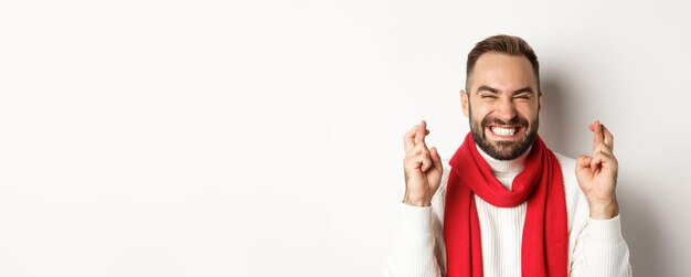 Retrato de un joven de pie contra un fondo blanco