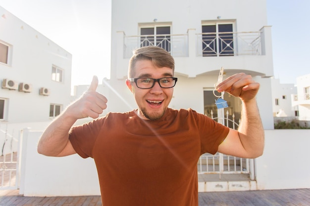 Foto retrato de un joven de pie contra la pared