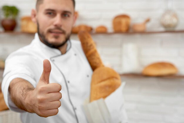 Foto retrato de un joven de pie junto al helado