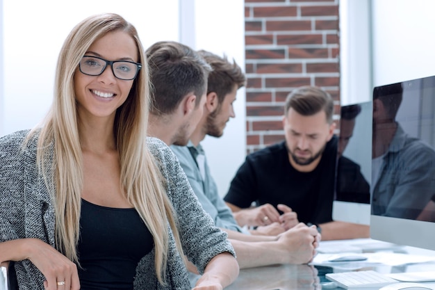 Retrato joven profesional hermosa mujer confiada sonriendo aislado en el fondo de la oficina Emociones humanas positivas