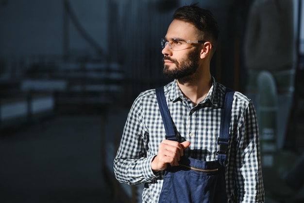 retrato, de, joven, profesional, industria pesada, ingeniero