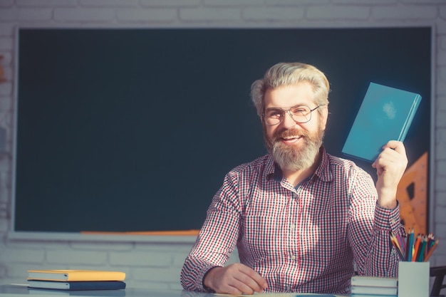 retrato, de, un, joven, profesor, tenencia, un, libro