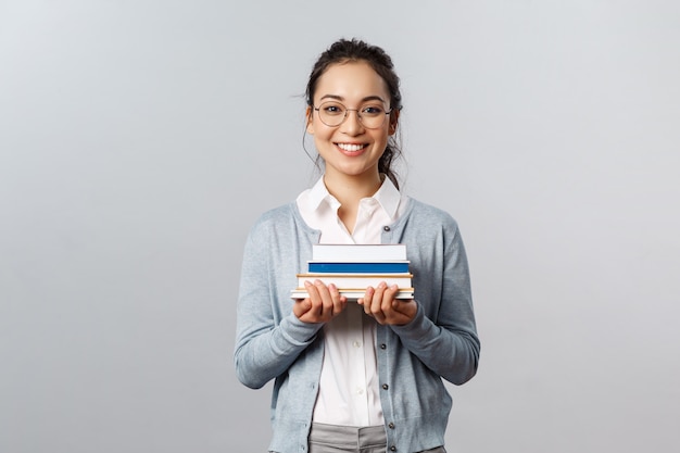 Retrato de joven profesora caucásica con libros